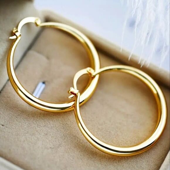 18K Gold Plated Round Hoop Earrings Simple and Elegant Style - Picture 1 of 3